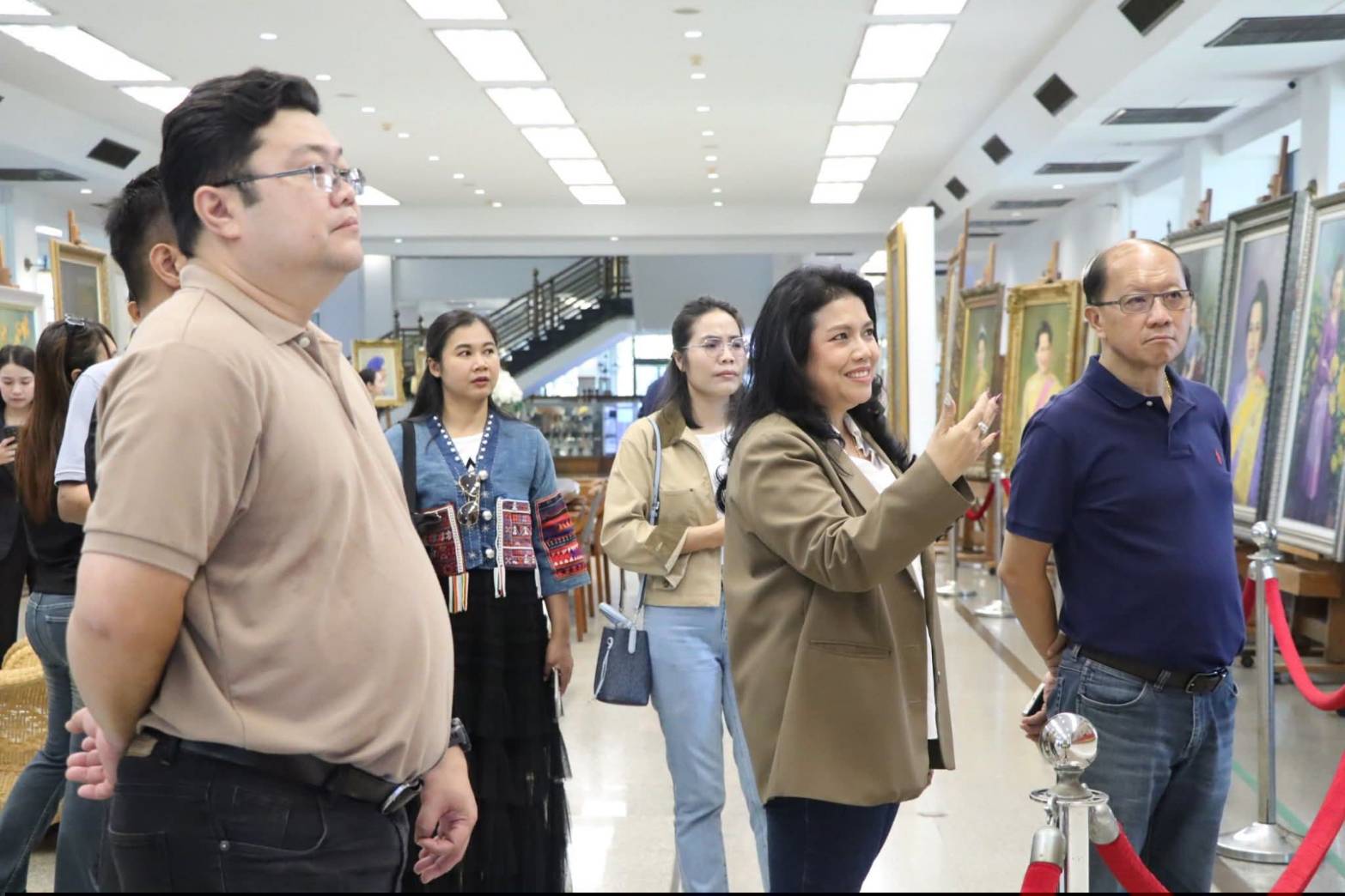 title - ผอ.ศพส. ให้การต้อนรับ คณะนักศึกษาโครงการรัฐประศาสนศาสตรมหาบัณฑิต รุ่นที่ 18 มหาวิทยาลัยรามคำแหง เข้าเยี่ยมชมแผนกฝึกอบรมทั้ง 12 แผนก และพื้นที่ภายในศูนย์ส่งเสริมและพัฒนาอาชีพเสริมนอกภาคการเกษตร